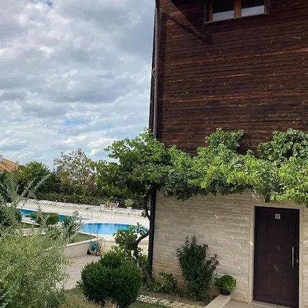 Apolon Complex Aparthotel 4*